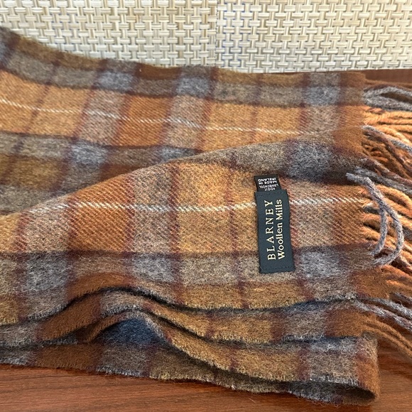 🌟HP🌟NWOT Tan & Gray Plaid 100% Lambswool Scarf Blarney Woollen Mills Ireland - Picture 2 of 9